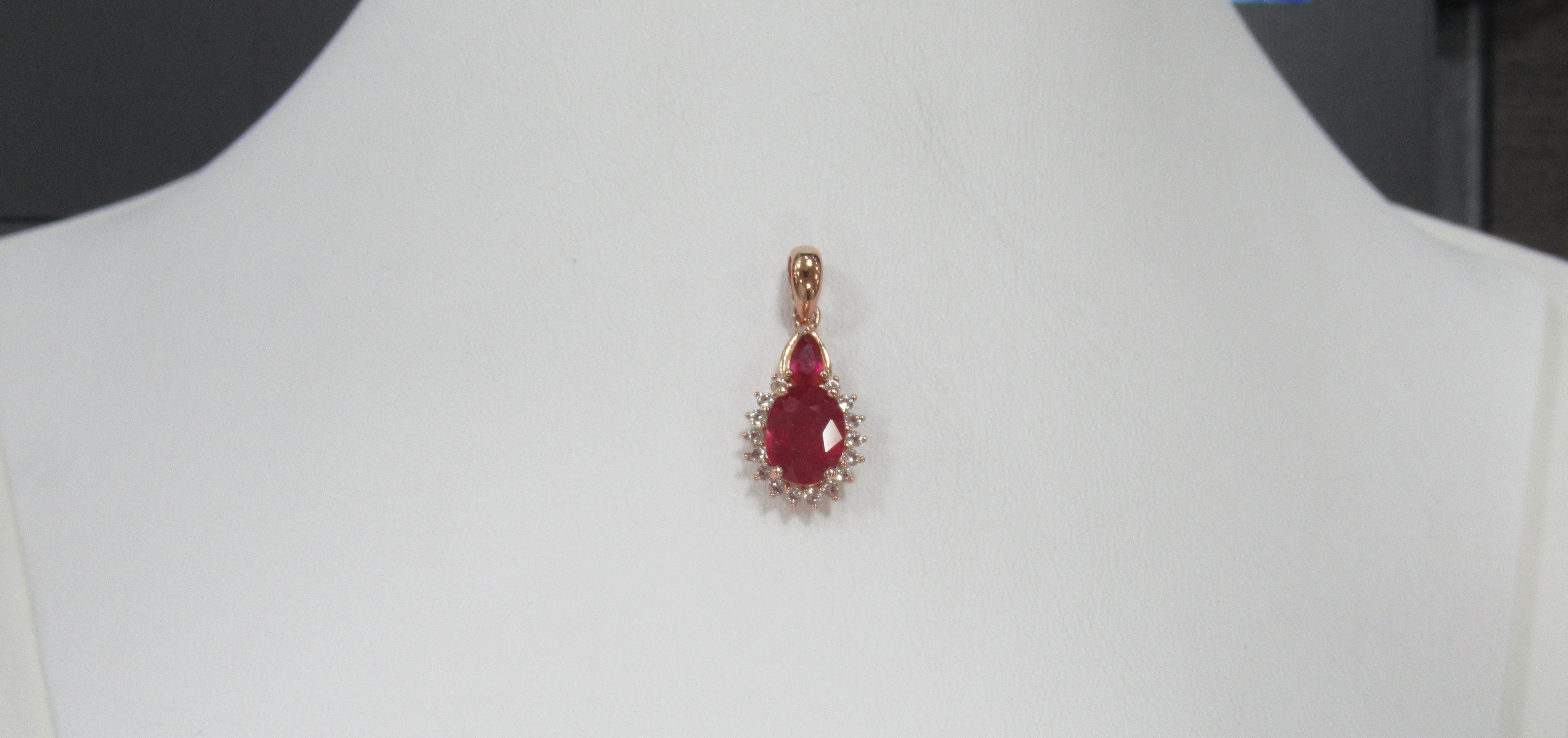 Серебряная подвеска с рубинами